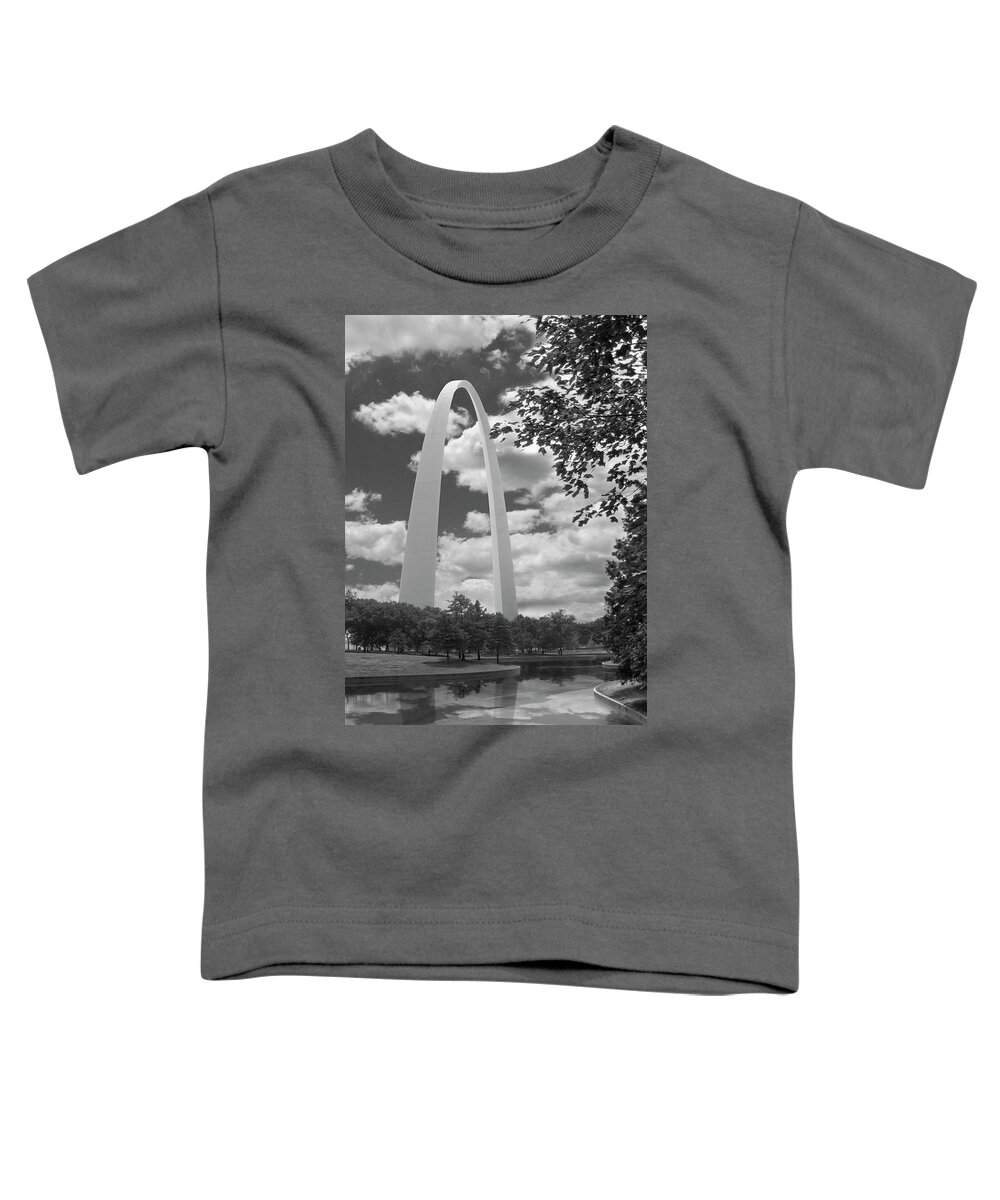 Landmarks Toddler T-Shirt featuring the photograph Jefferson National Expansion Memorial by Mike McGlothlen