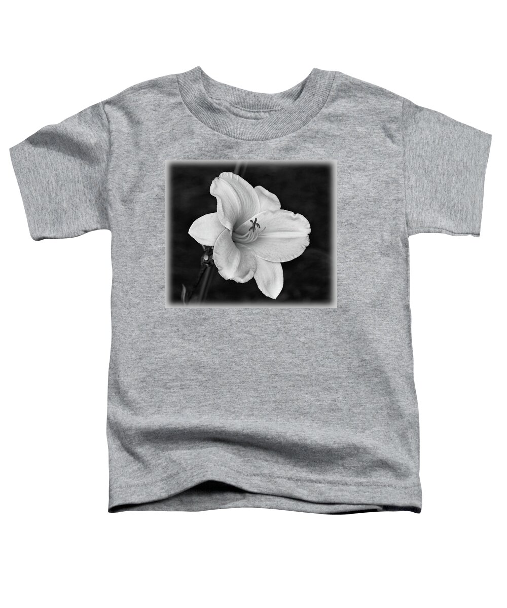 Daylily Toddler T-Shirt featuring the photograph Daylily by Sandy Keeton