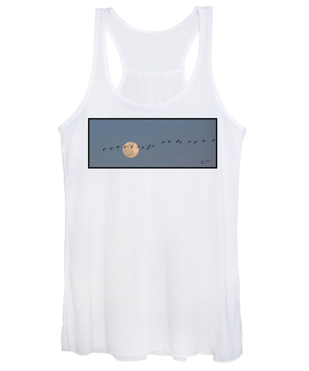 Nature Women's Tank Top featuring the photograph Headed to Roost by Steve Templeton