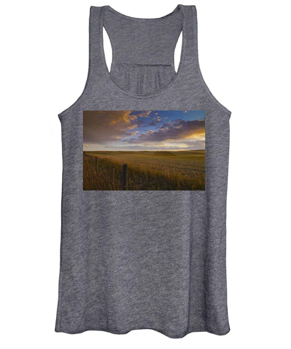 Farming Women's Tank Top featuring the photograph A Prairie Sunset by Bill Cubitt