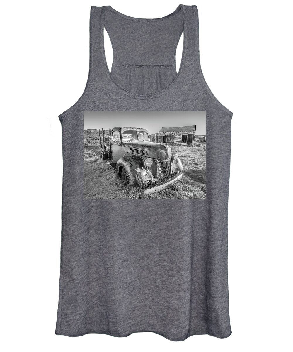 Old Truck Women's Tank Top featuring the photograph Last Load by Charles Garcia