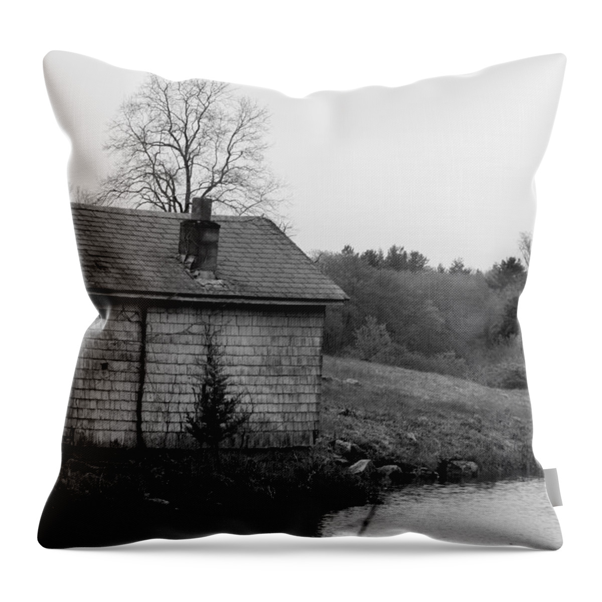 Well House Throw Pillow featuring the photograph Well House 1 by Kim Galluzzo Wozniak