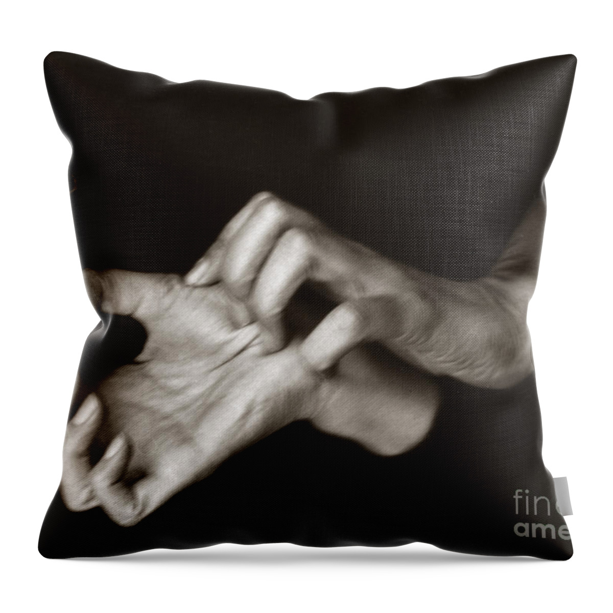 1918 Throw Pillow featuring the photograph Georgia Okeeffe (1887-1986) by Granger