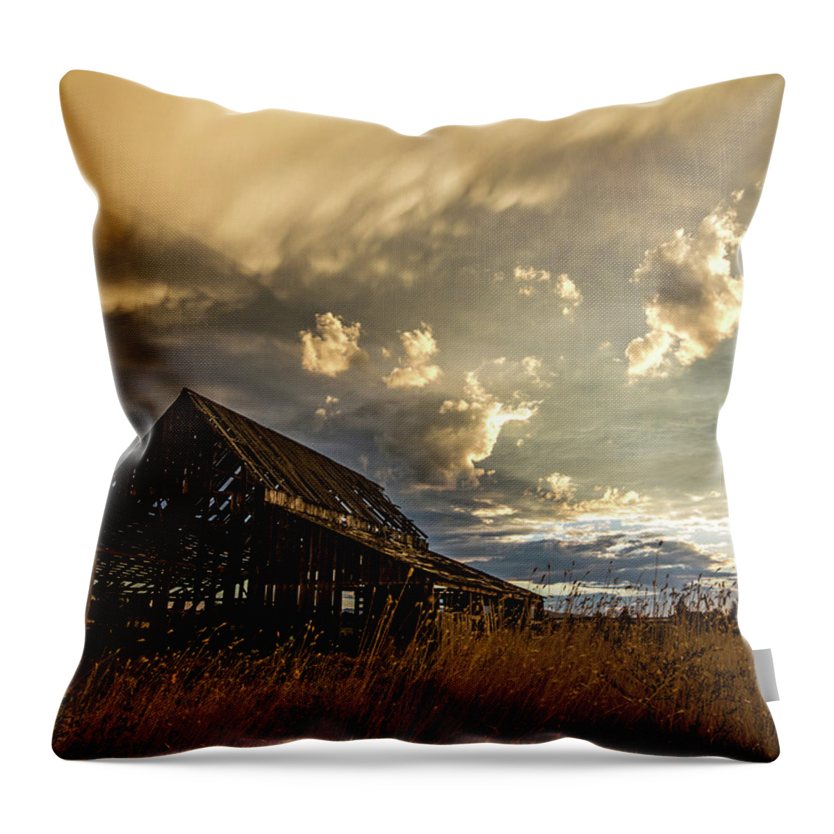 Barn Throw Pillow featuring the photograph Sunset Flare at Mapleton Barn by Wesley Aston