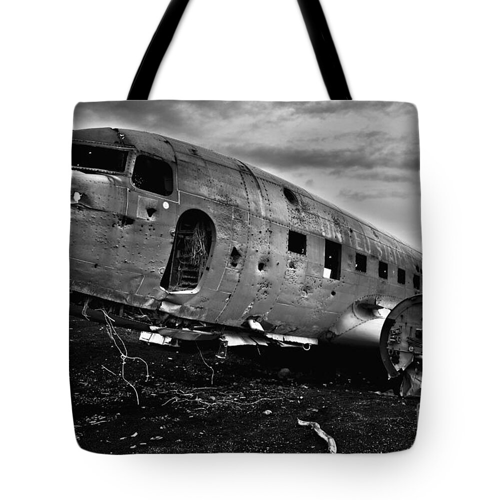 Black And White Tote Bag featuring the photograph Dc-3 #1 by Gunnar Orn Arnason