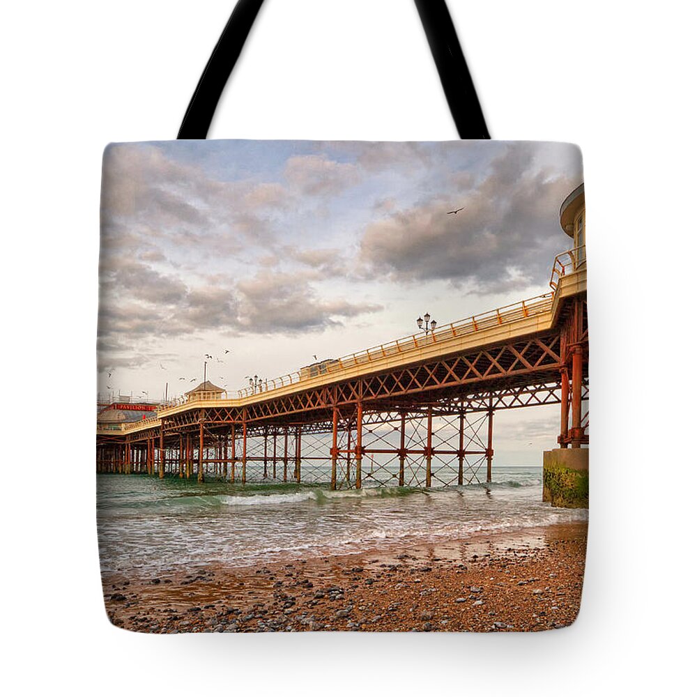 England Tote Bag featuring the photograph Reaching out #1 by Shirley Mitchell