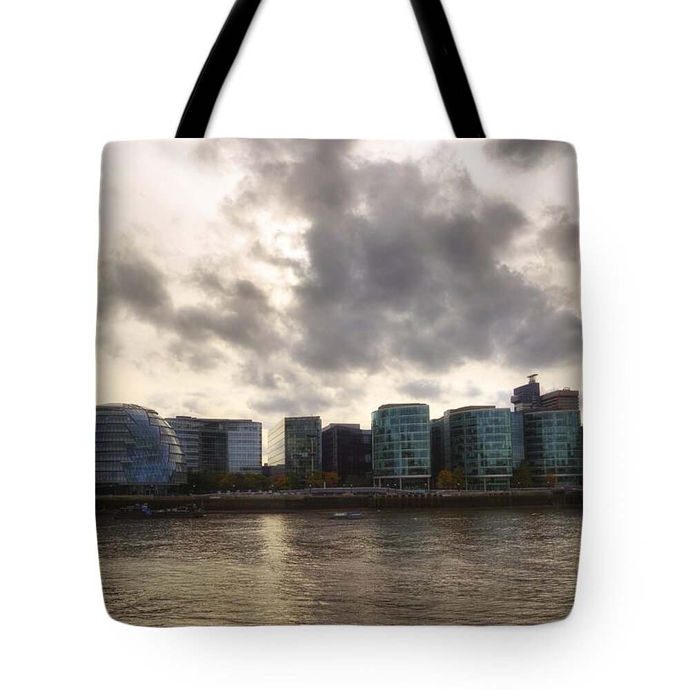 London Tote Bag featuring the photograph London #14 by Joana Kruse