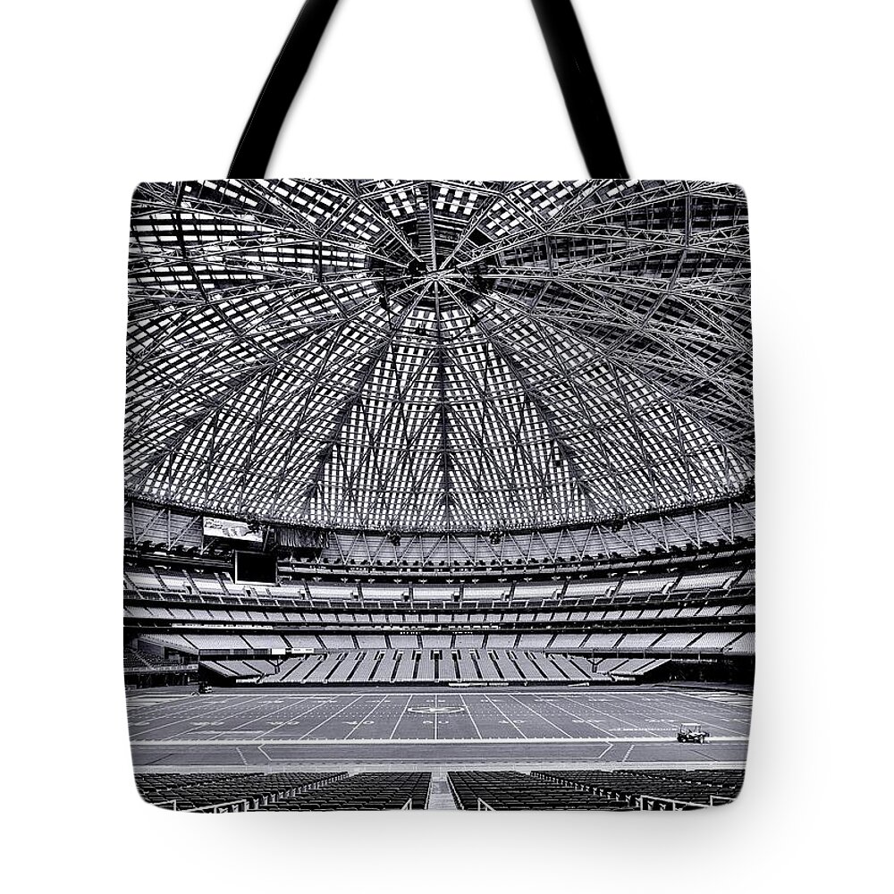 Houston Tote Bag featuring the photograph 8th Wonder by Benjamin Yeager