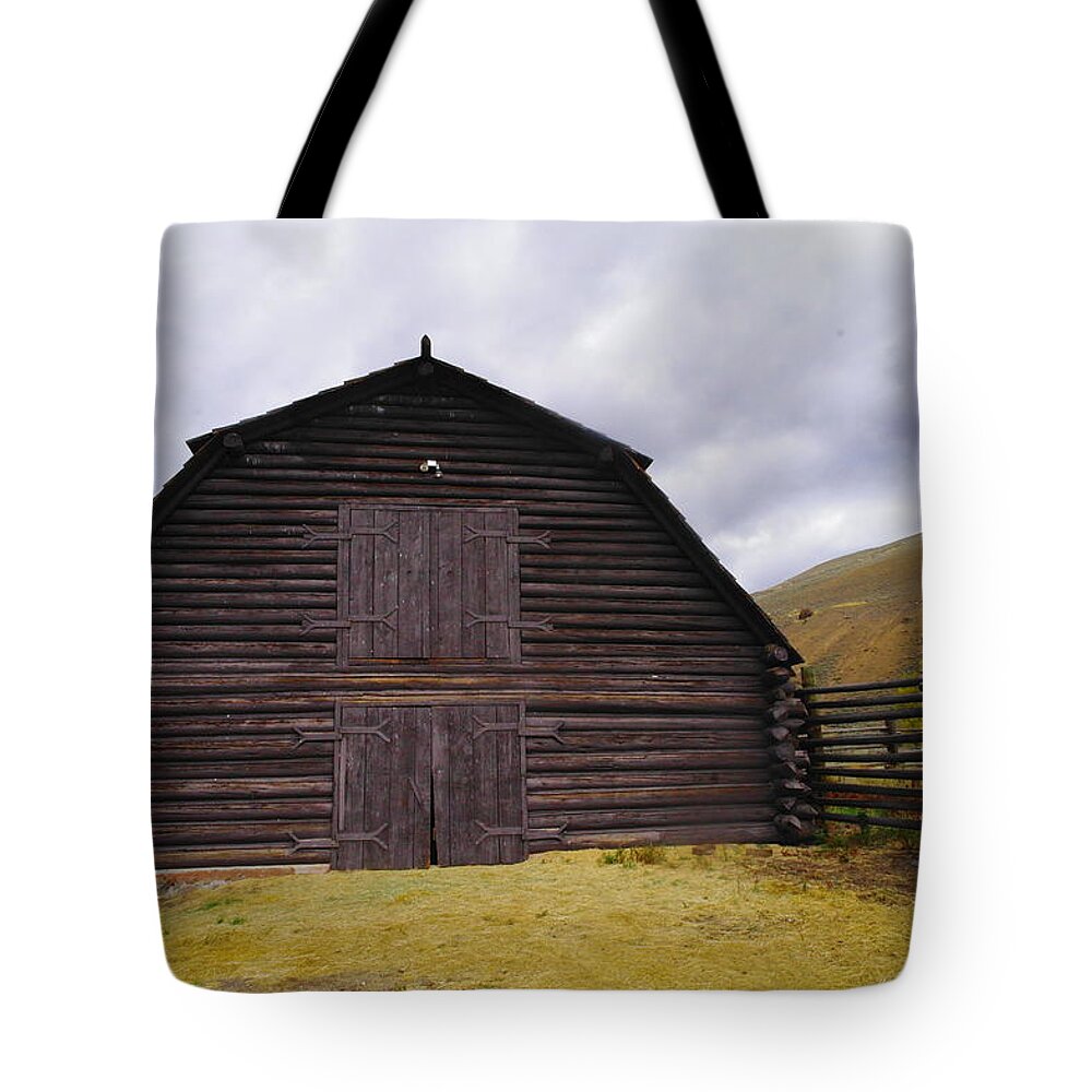Barns Tote Bag featuring the photograph A Barn In Wyoming by Jeff Swan