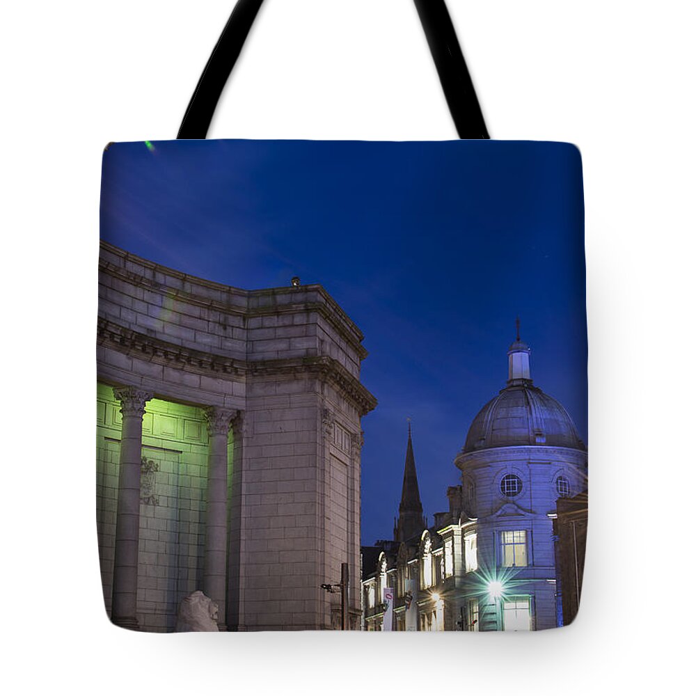 Aberdeen Art Gallery Tote Bag featuring the photograph Aberdeen Art Gallery by Veli Bariskan