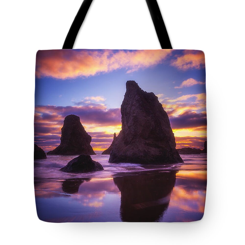 Sunset Tote Bag featuring the photograph Bandon's Sunset Light Show by Darren White
