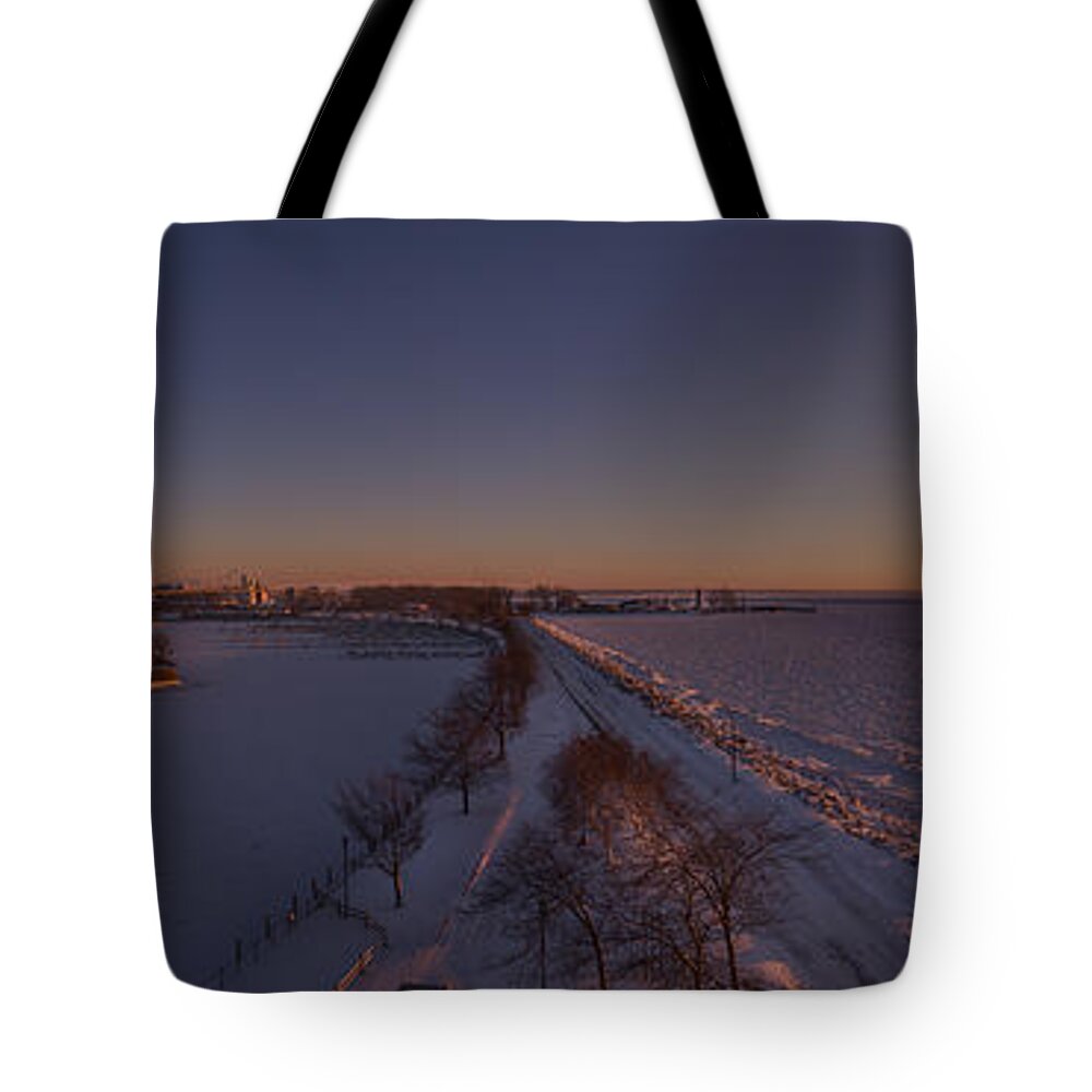 Buffalo Main Light Tote Bag featuring the photograph Buffalo New York Winter Sunset by Chris Bordeleau