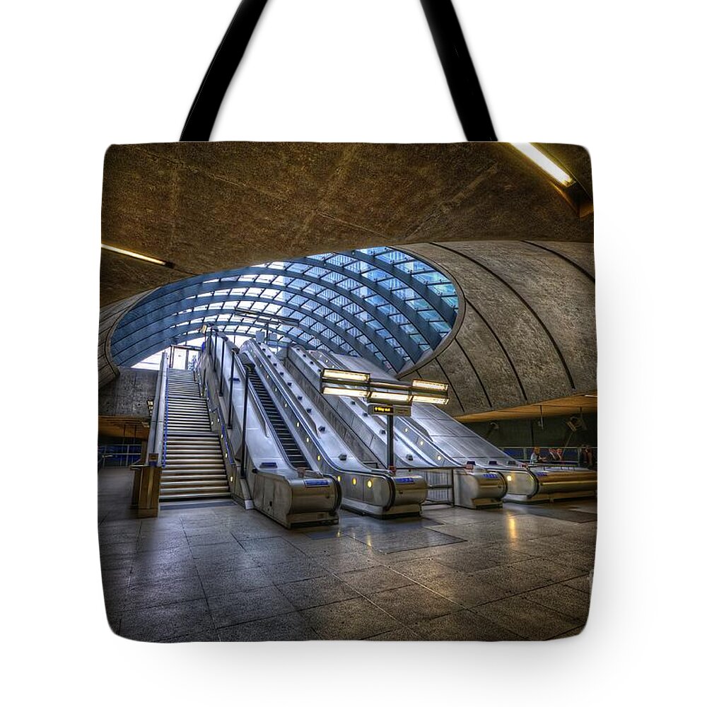 Yhun Suarez Tote Bag featuring the photograph Canary Wharf 1.0 by Yhun Suarez