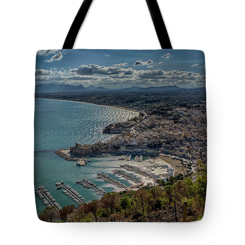 Italy Tote Bag featuring the photograph Castellammare del Golfo by Alan Toepfer
