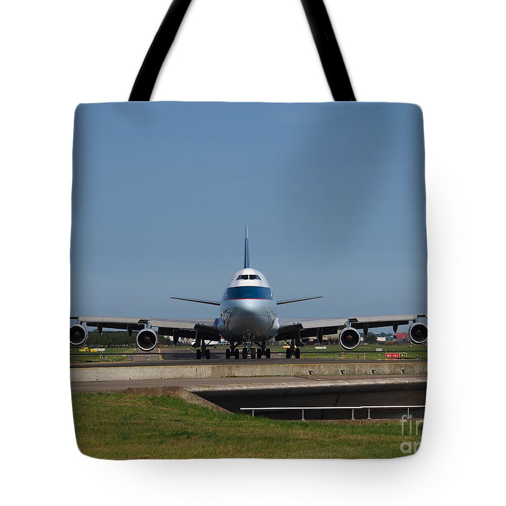 737 Tote Bag featuring the photograph Cathay Pacific Boeing 747 by Paul Fearn