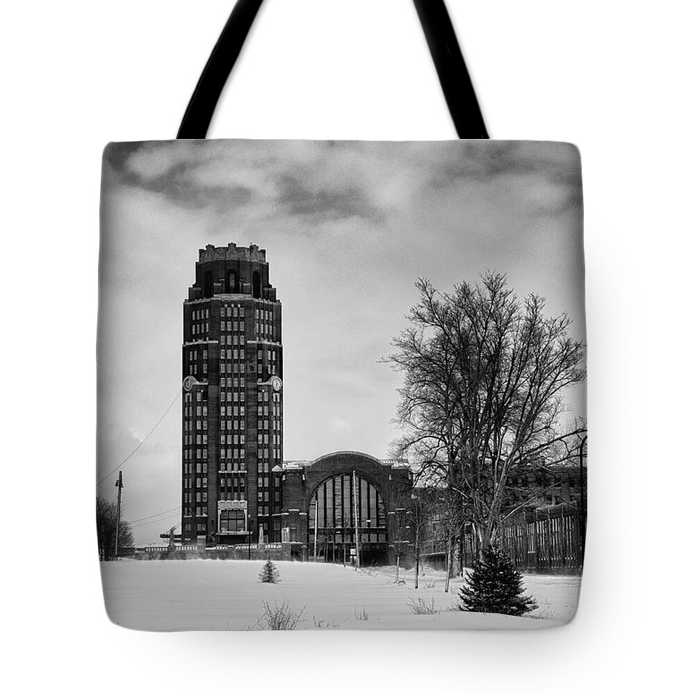 Buildings Tote Bag featuring the photograph Central Terminal 4431 by Guy Whiteley