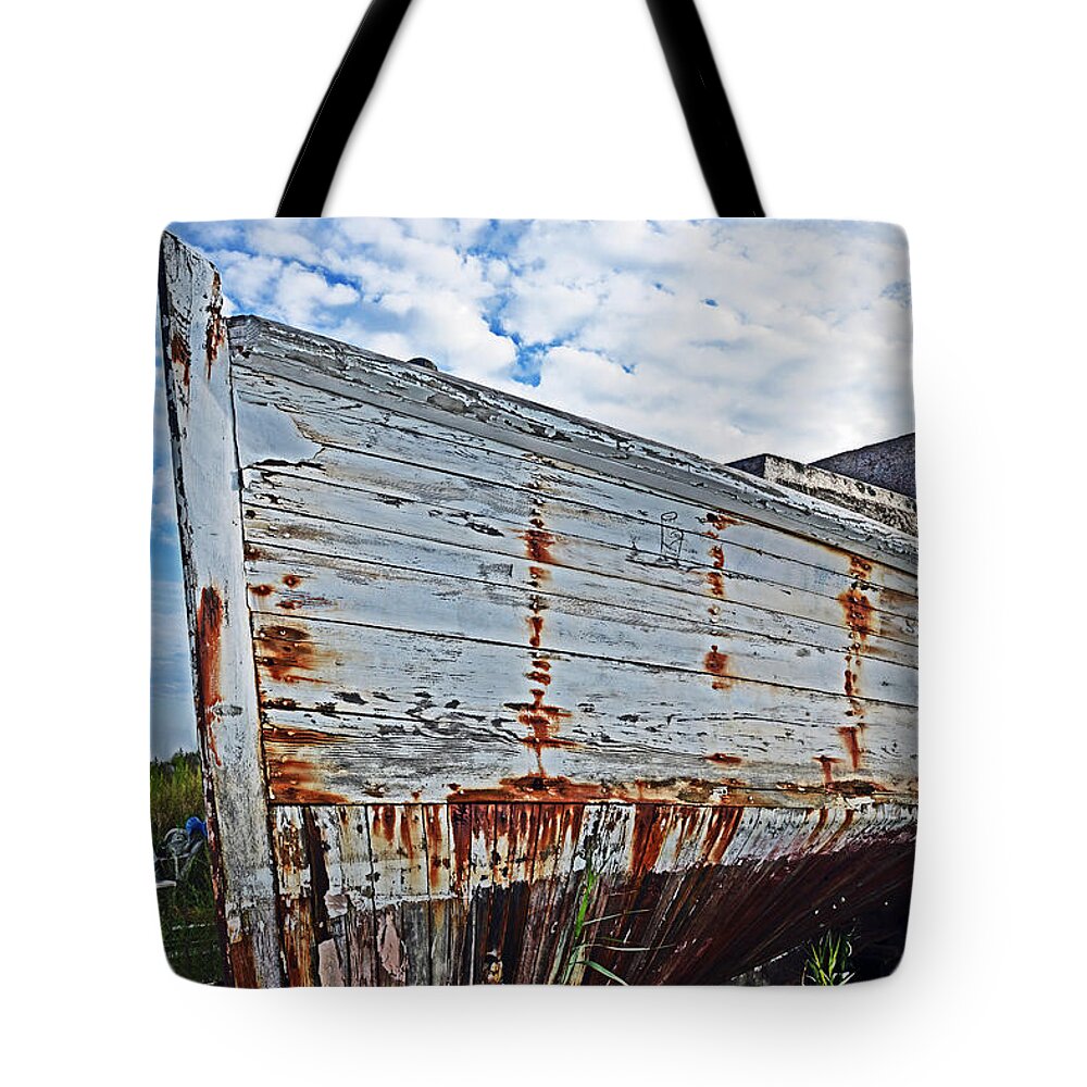 Chesapeake Deadrise Tote Bag featuring the photograph Derelict Workboat in Greenbackville by Bill Swartwout