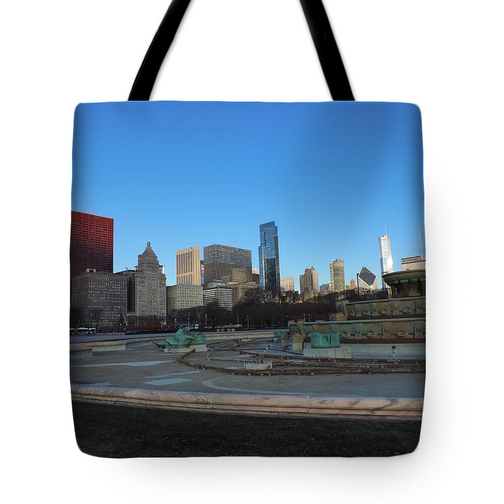 Chicago Tote Bag featuring the photograph Downtown Chicago with Buckingham Fountain by Cityscape Photography