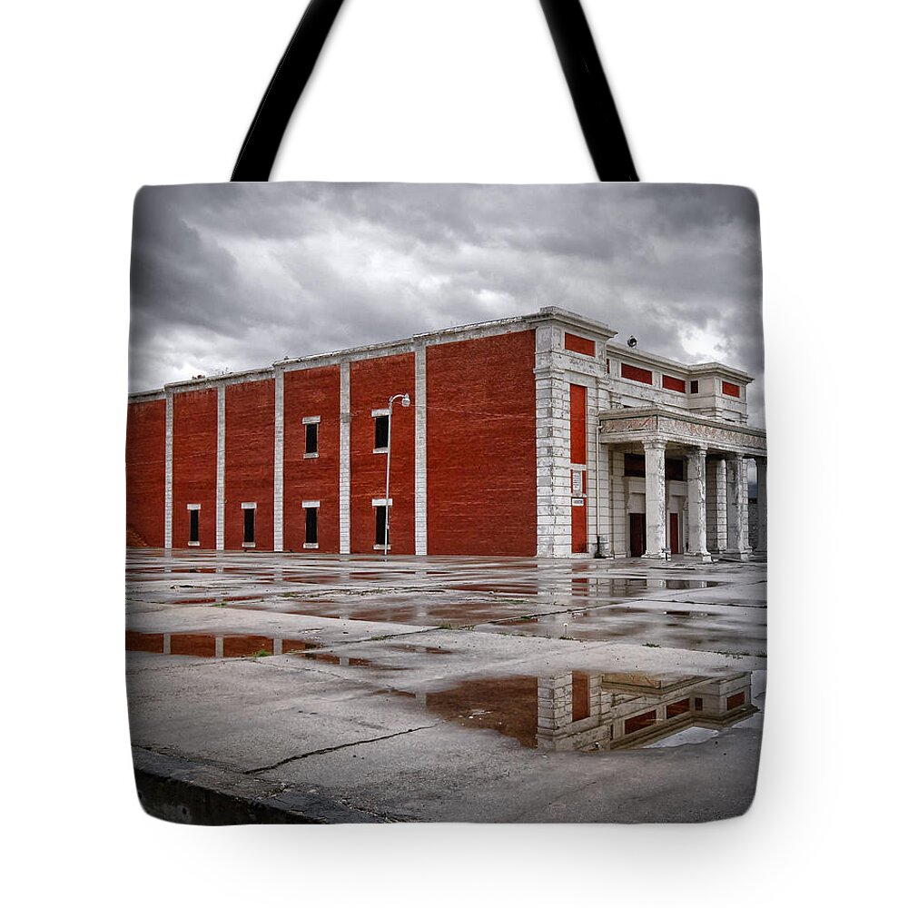 Crystal Yingling Tote Bag featuring the photograph Drama in Red by Ghostwinds Photography