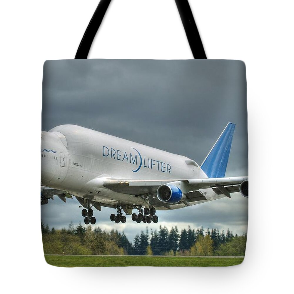 747 Tote Bag featuring the photograph Dreamlifter Landing 2 by Jeff Cook