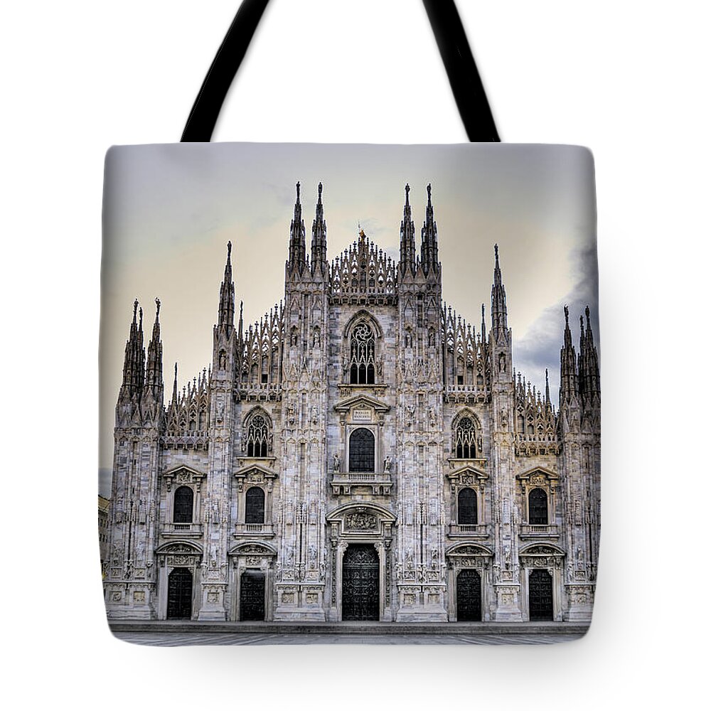 Architecture Tote Bag featuring the photograph Early Morning On Il Duomo by Richard Desmarais