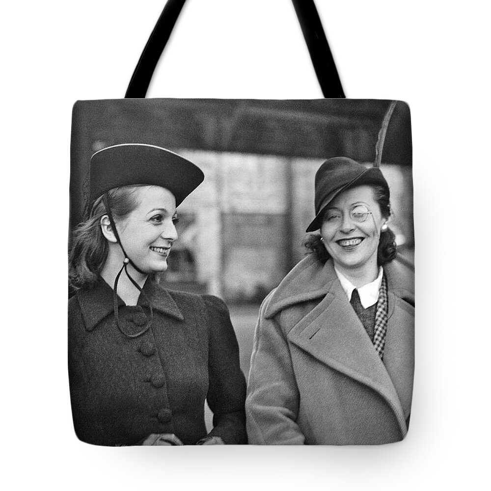 1930s Tote Bag featuring the photograph Fashionable Dancers Arrive by Underwood Archives