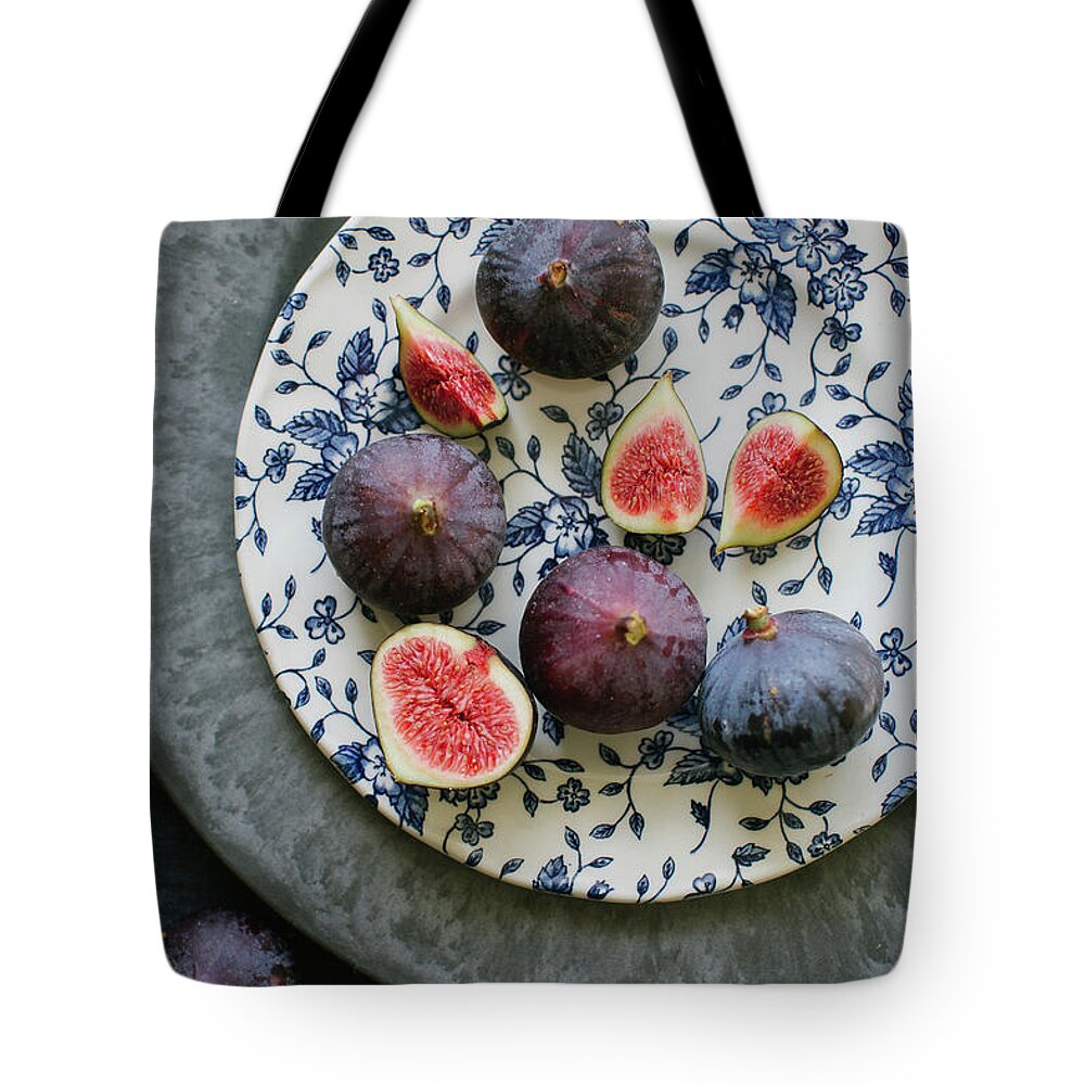 Close-up Tote Bag featuring the photograph Figs by Ingwervanille