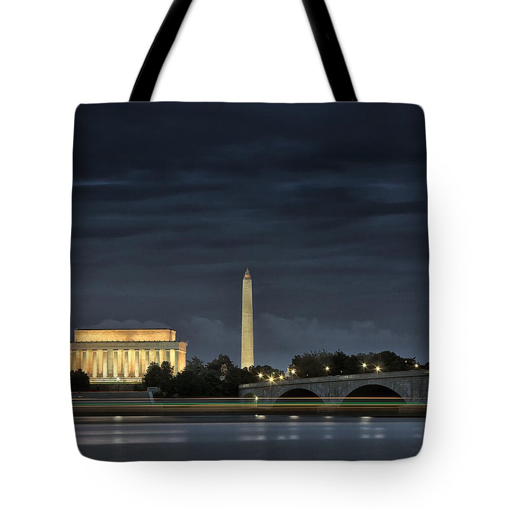 Washington Tote Bag featuring the photograph Floating By by Robert Fawcett