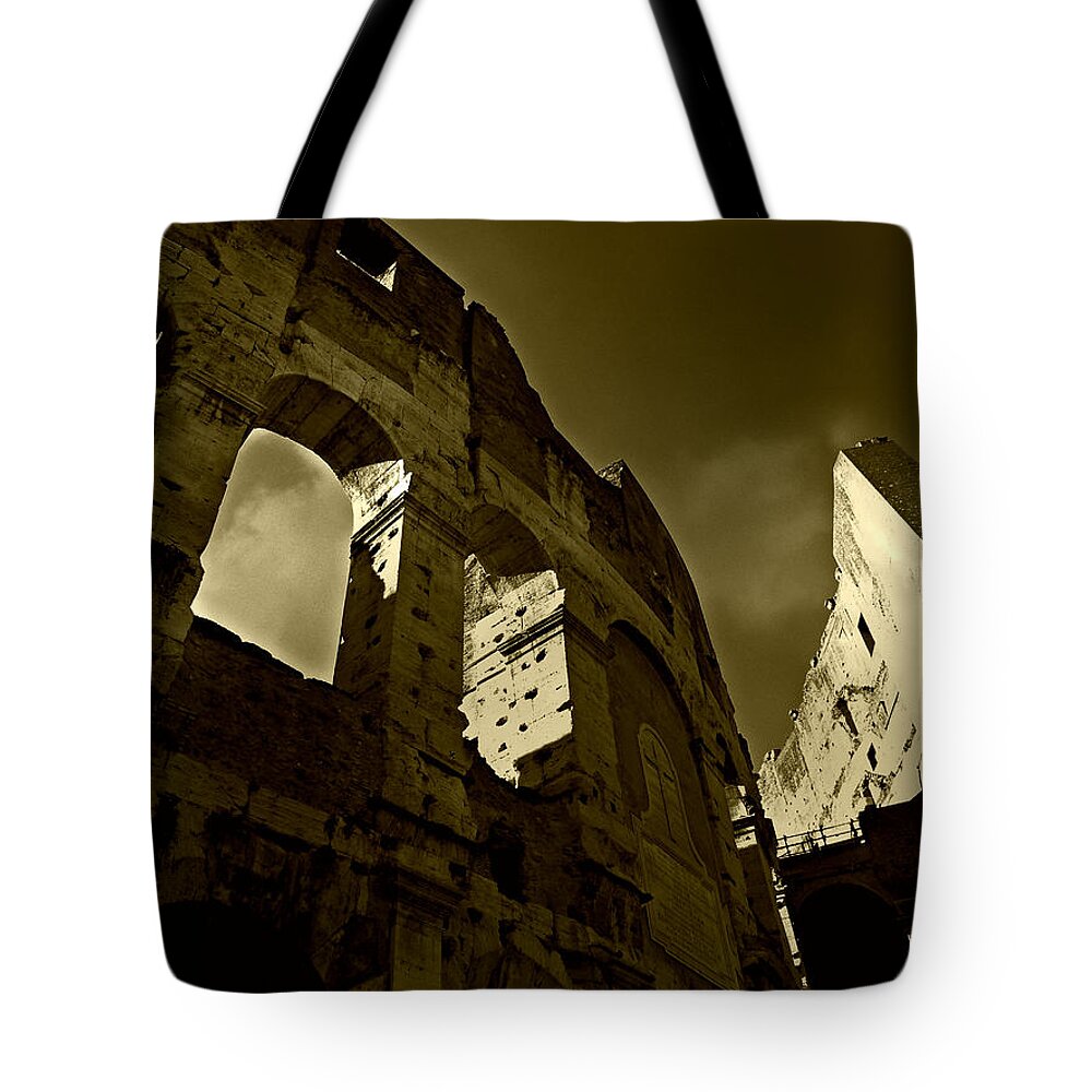 Rome Tote Bag featuring the photograph Il Colosseo by Micki Findlay