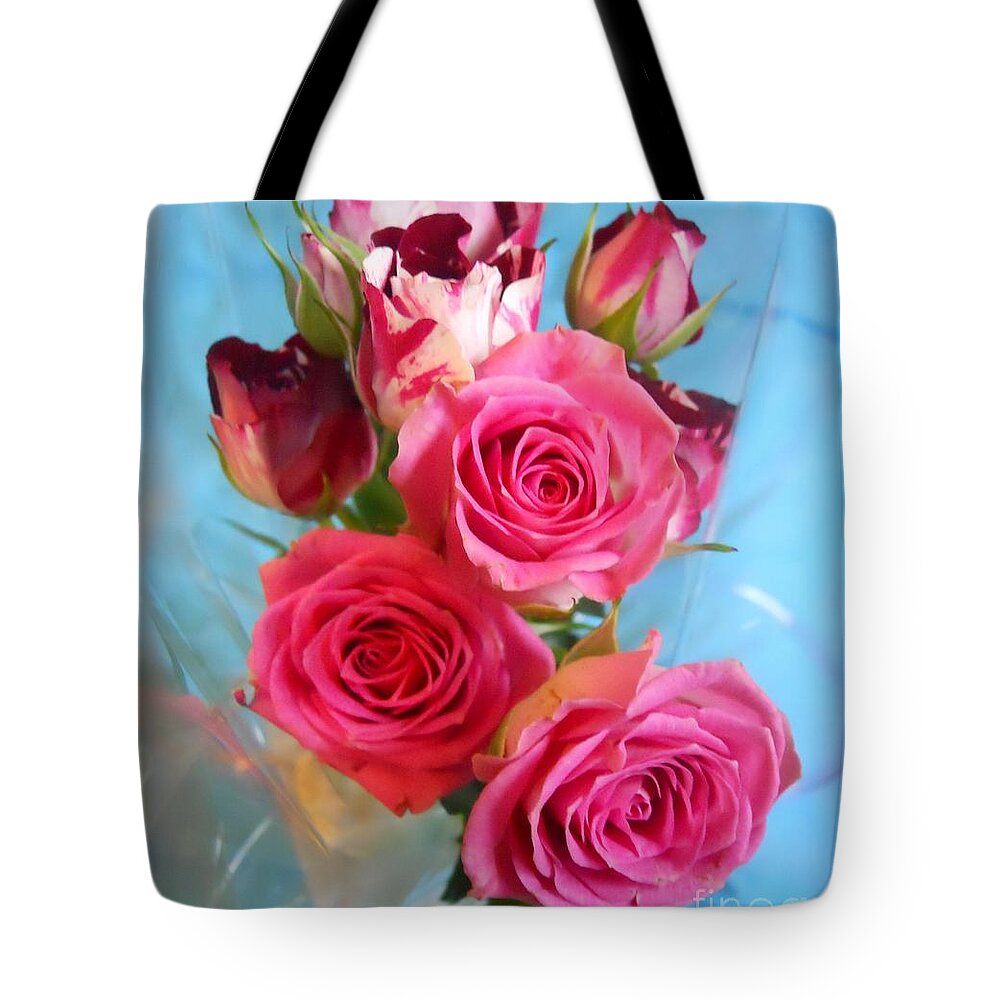 Silvie Pasqier Tote Bag featuring the photograph Lovers Roses by Rogerio Mariani