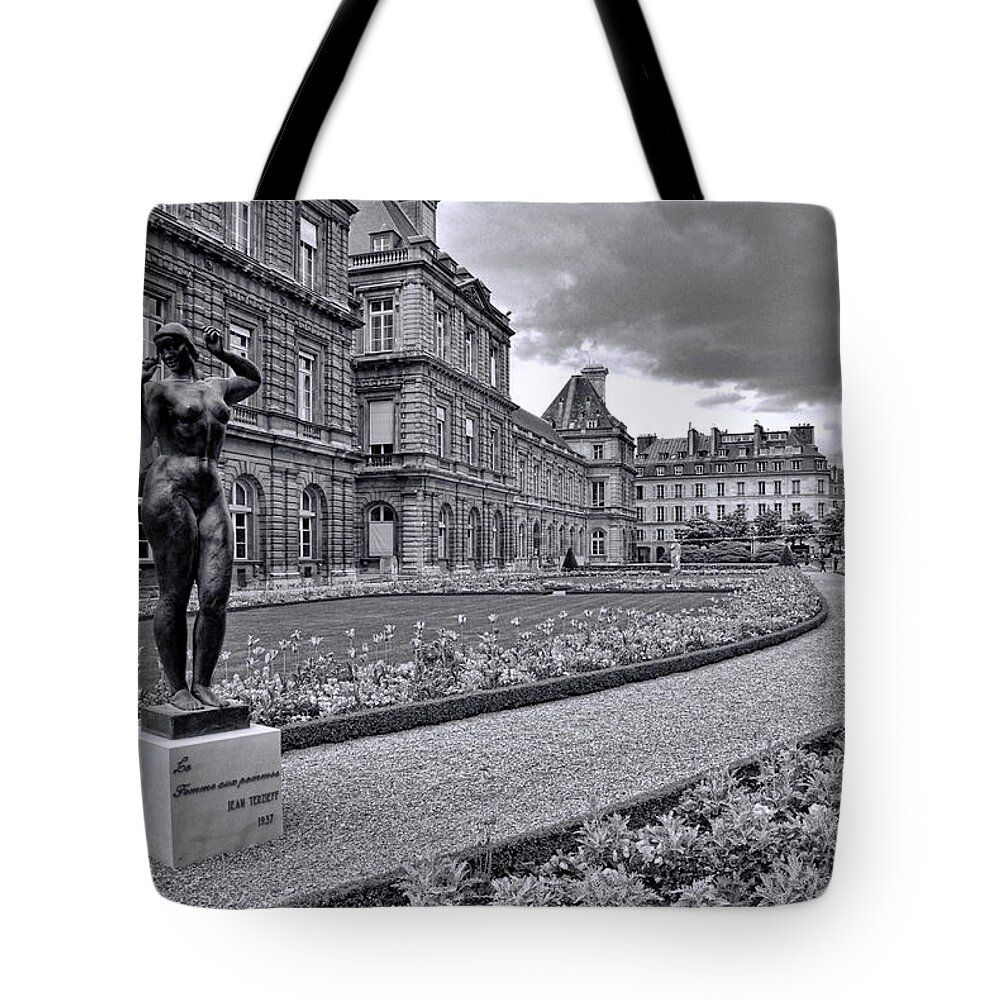 Luxembourg Gardens Tote Bag featuring the photograph Luxembourg Gardens Black and White by Allen Beatty