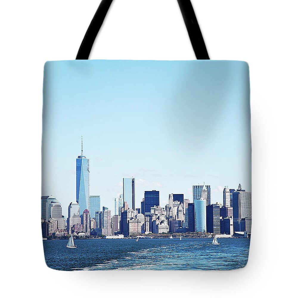 Wake Tote Bag featuring the photograph Manhattan Skyline by William Andrew