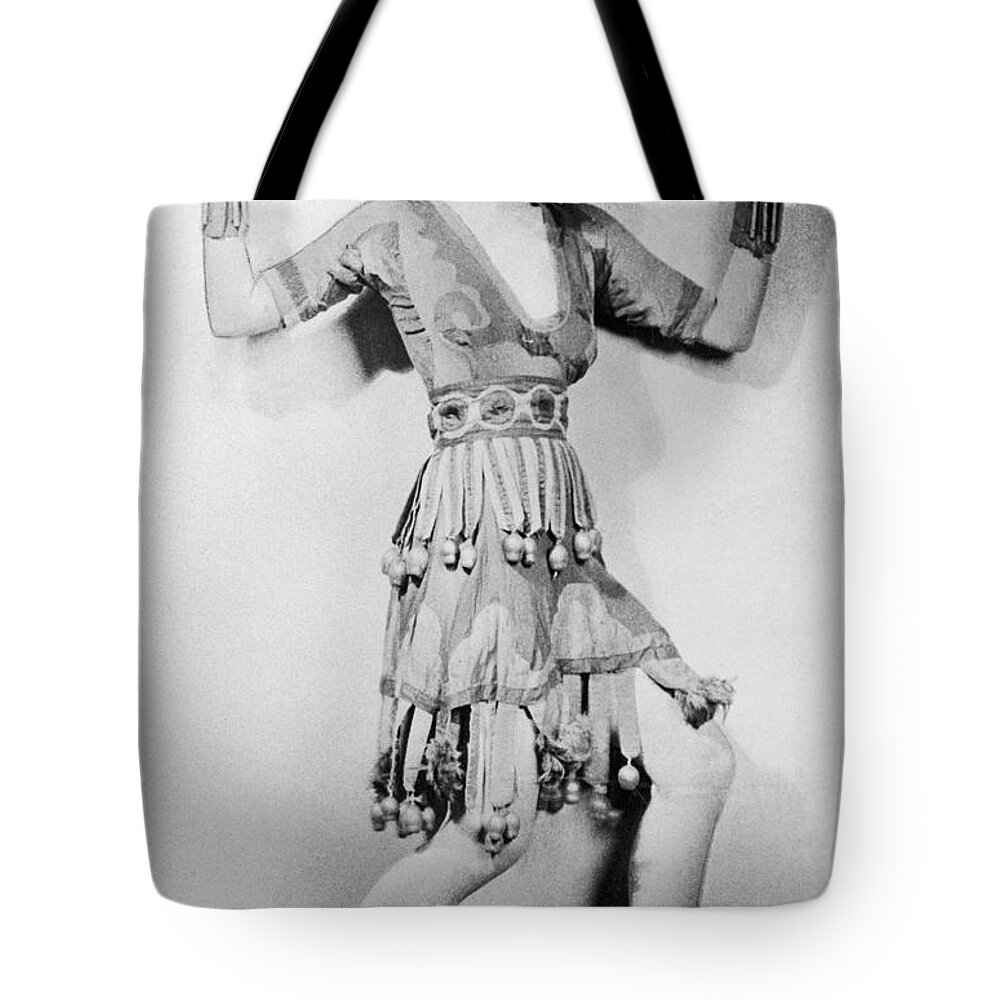 1920 Tote Bag featuring the photograph Martha Graham 1894-1991 by Granger