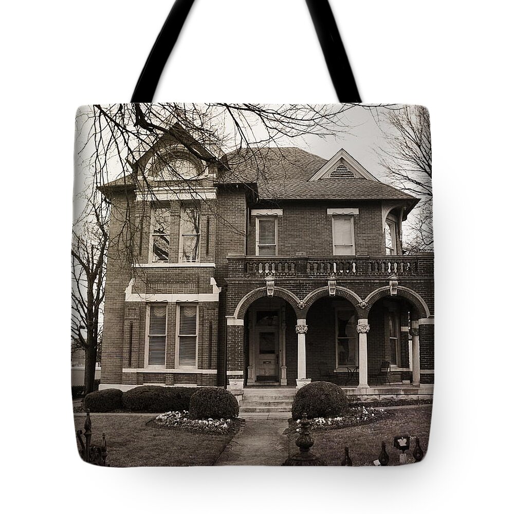 Nashville Tote Bag featuring the photograph Nashville Law Architecture by Glenn McCarthy Art and Photography