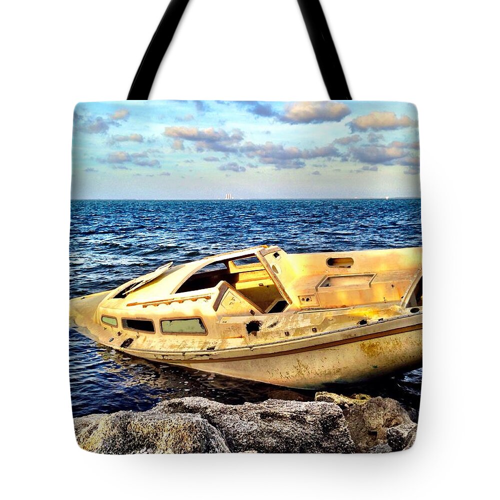 Shipwreck Tote Bag featuring the photograph Naufragio by Carlos Avila