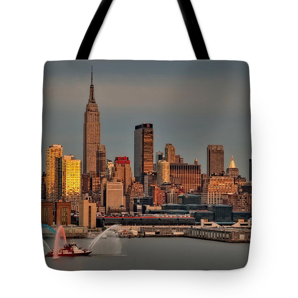 Nyc Tote Bag featuring the photograph New York City Sundown on the 4th by Susan Candelario
