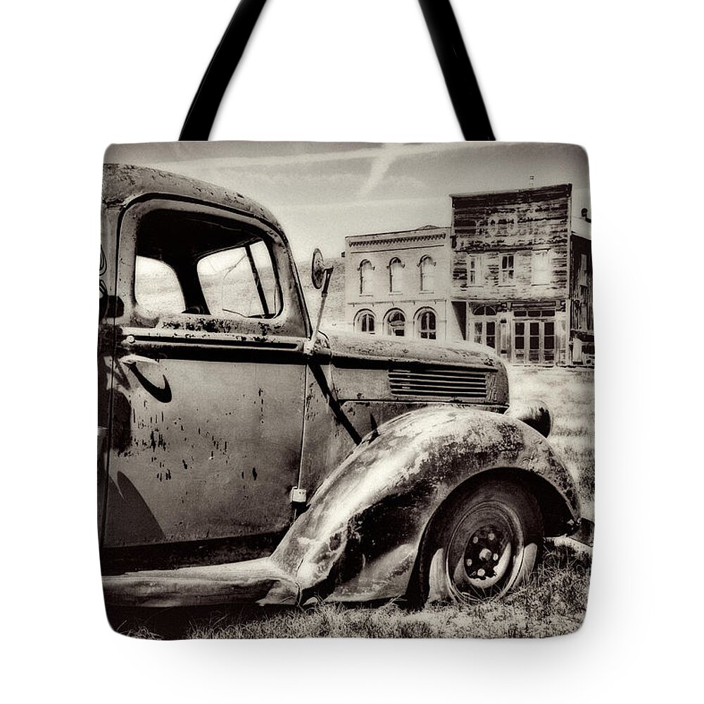 Bodie Tote Bag featuring the photograph Oldtimer by Lana Trussell