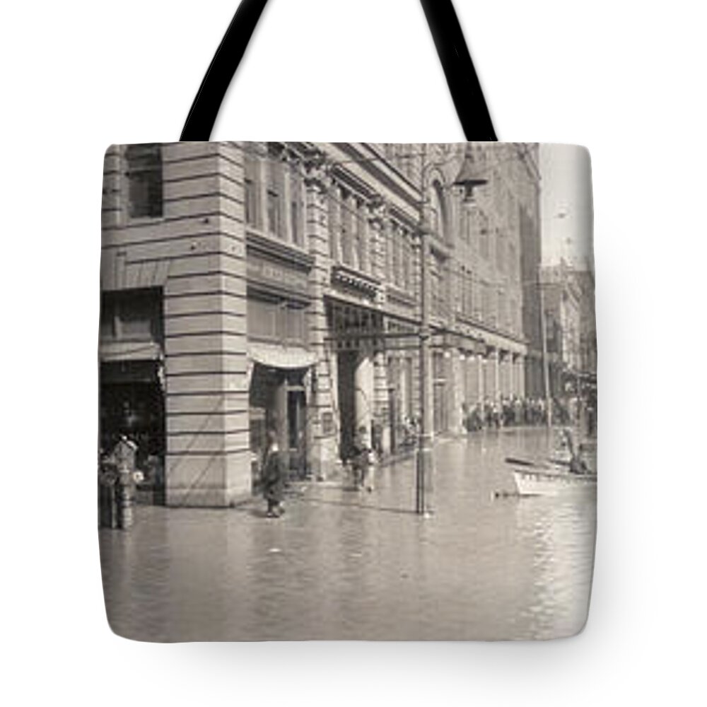 1907 Tote Bag featuring the photograph Pittsburgh Flood, 1907 by Granger