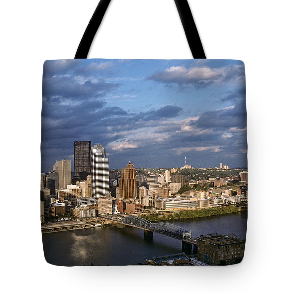 Architecture Tote Bag featuring the photograph Pittsburgh Skyline at Dusk by Jeff Goulden