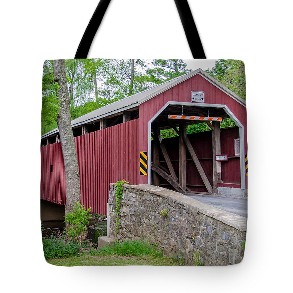Bridges Tote Bag featuring the photograph Rosehill Covered Bridge by Guy Whiteley