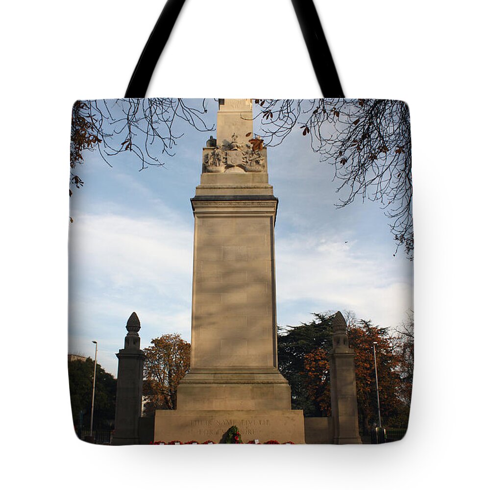Southampton Tote Bag featuring the photograph Southampton Cenotaph Hampshire by Terri Waters