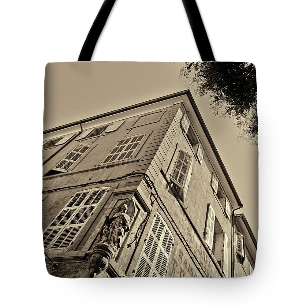 Travel Tote Bag featuring the photograph Statue in the corner by Roberto Pagani