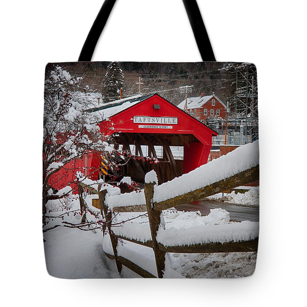 New England Covered Bridge Tote Bag featuring the photograph Taftsville Covered Bridge by Jeff Folger
