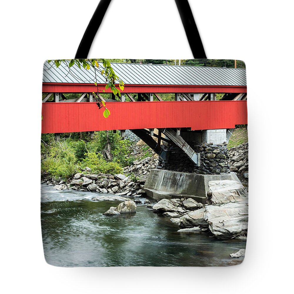 Bridge Tote Bag featuring the photograph Taftsville Covered Bridge Vermont by Edward Fielding