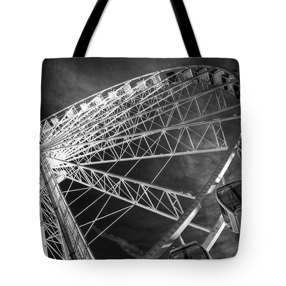 Seattle Tote Bag featuring the photograph The Dramatic Great Wheel by Spencer McDonald