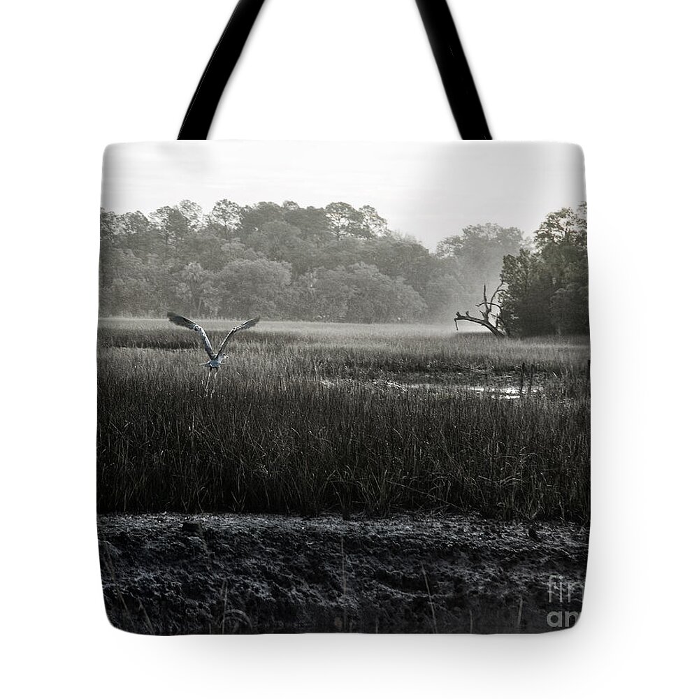 Great Blue Heron Tote Bag featuring the photograph The Great Escape by Scott Hansen
