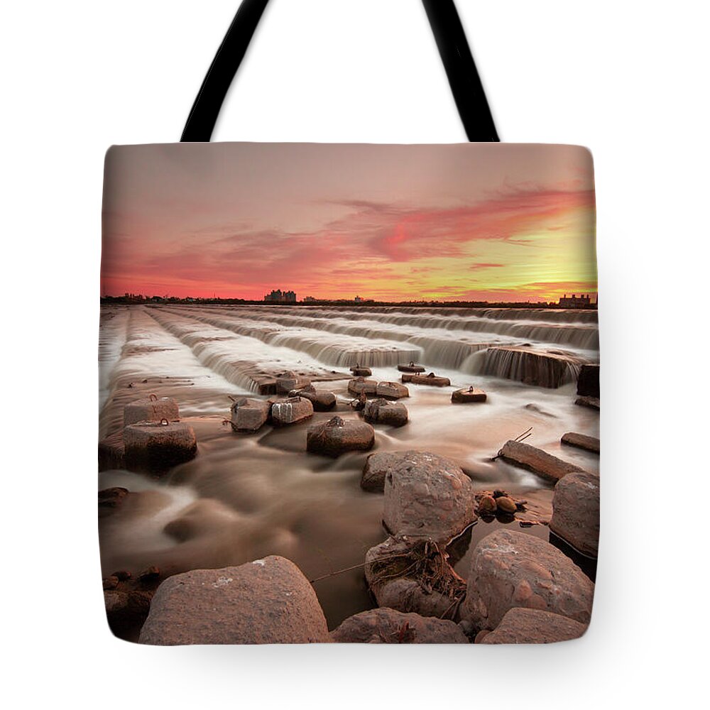 Scenics Tote Bag featuring the photograph The Sunset By Dam by Photographs By Wen