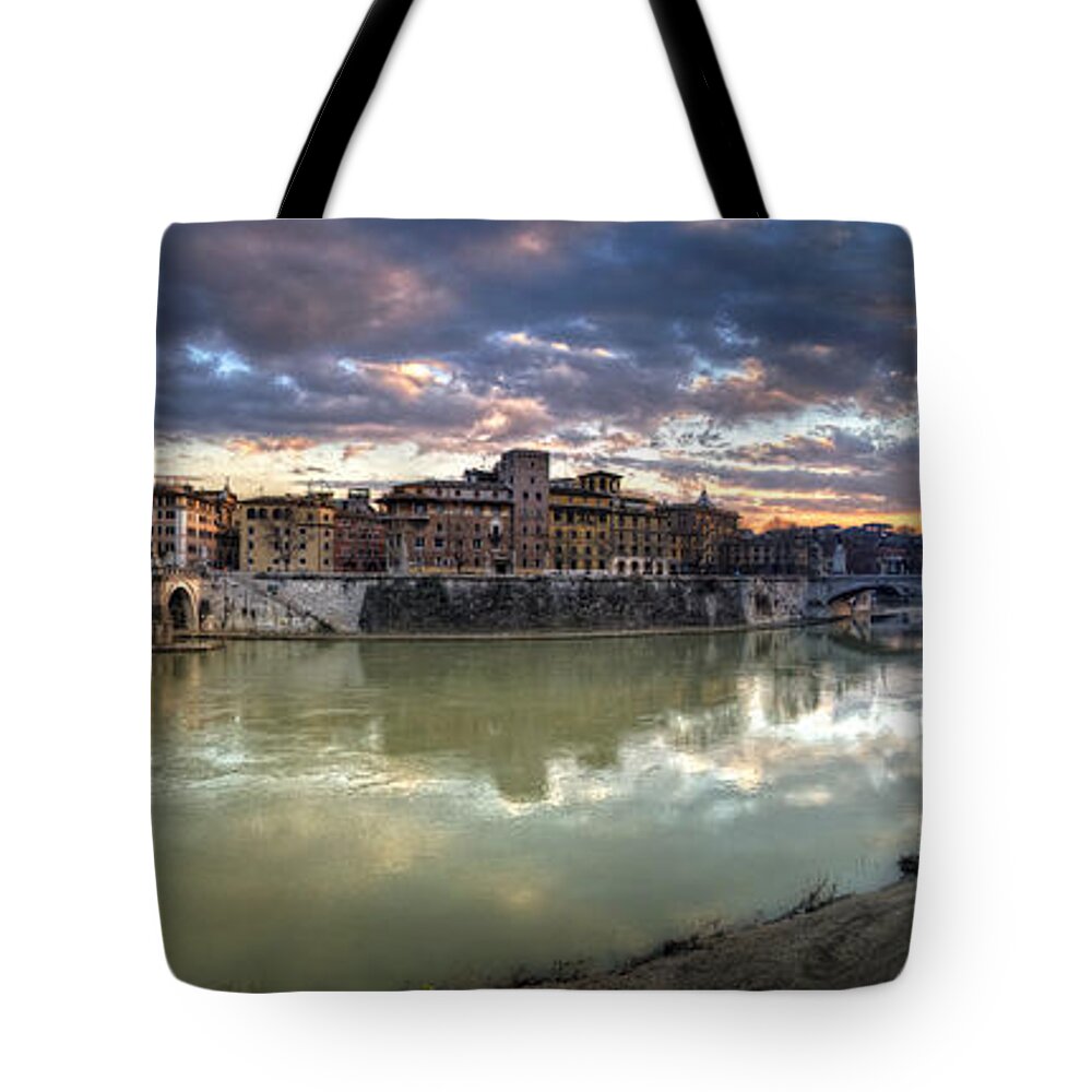 Yhun Suarez Tote Bag featuring the photograph Tiber River Sunset by Yhun Suarez