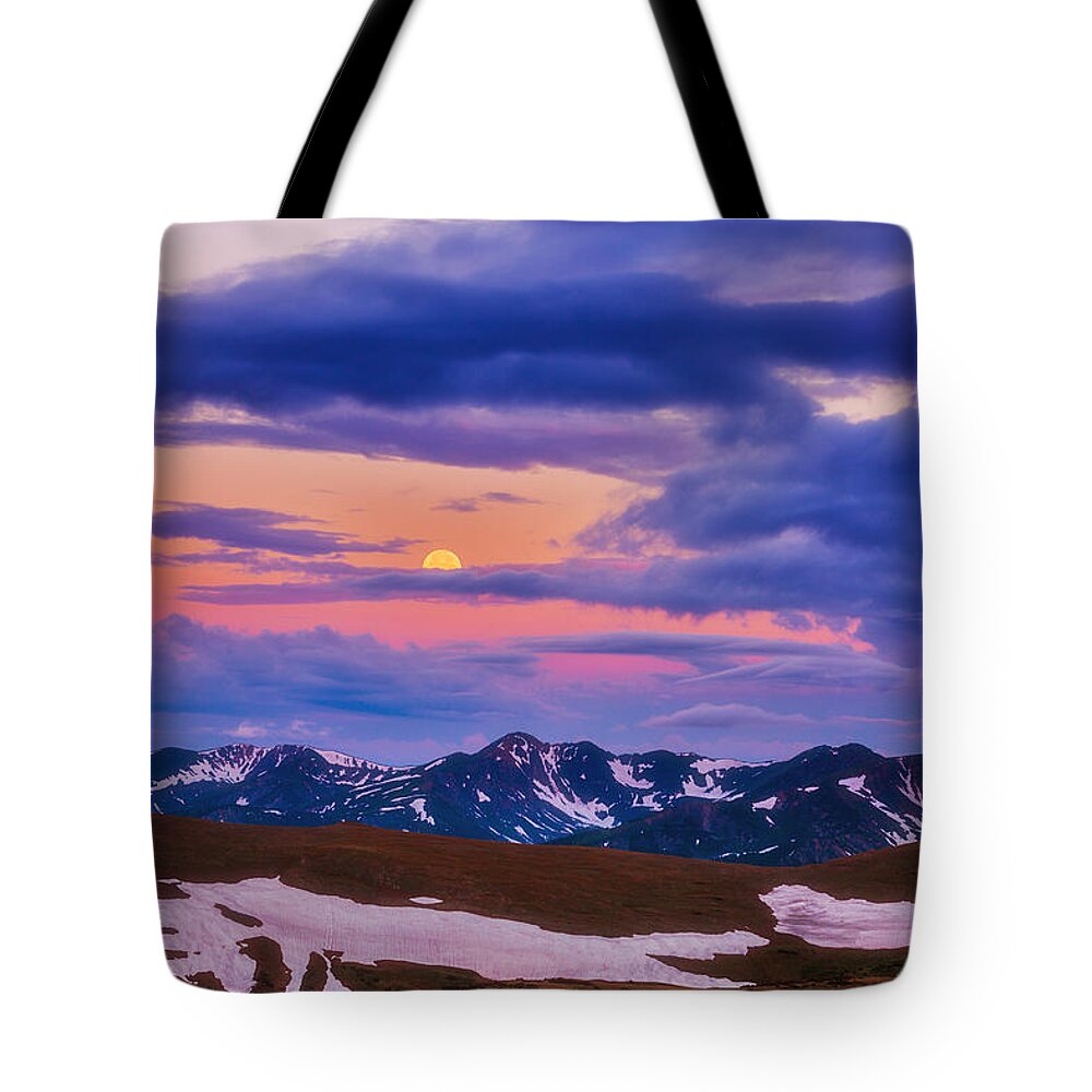 Sunrise Tote Bag featuring the photograph Trail Ridge Moonset by Darren White