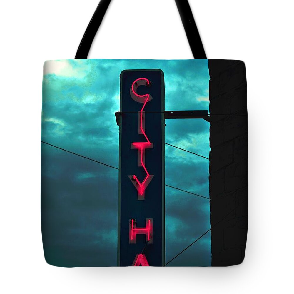 Neon Sign Tote Bag featuring the photograph Vacancy by Laureen Murtha Menzl
